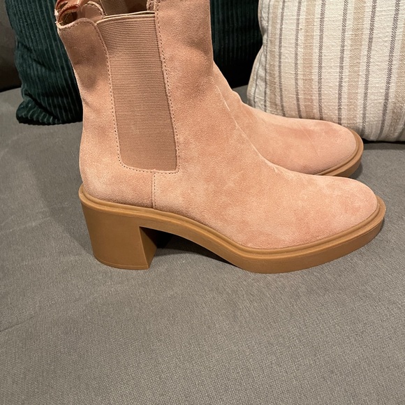 Brand new never worn Chelsea boots - Picture 2 of 3